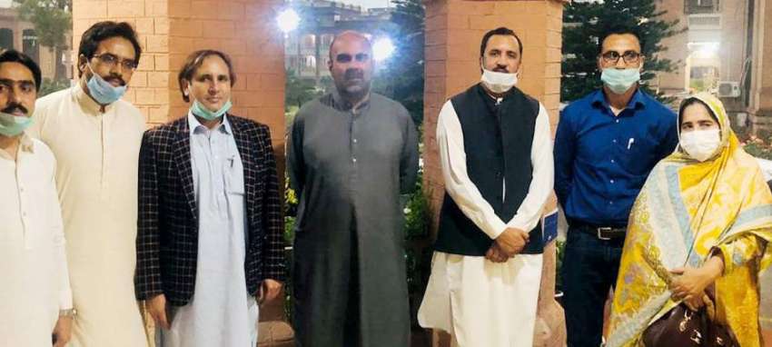 پشاور، صوبائی وزیر صحت تیمور جھگڑا سے ملاقات کے بعد نرسز ..