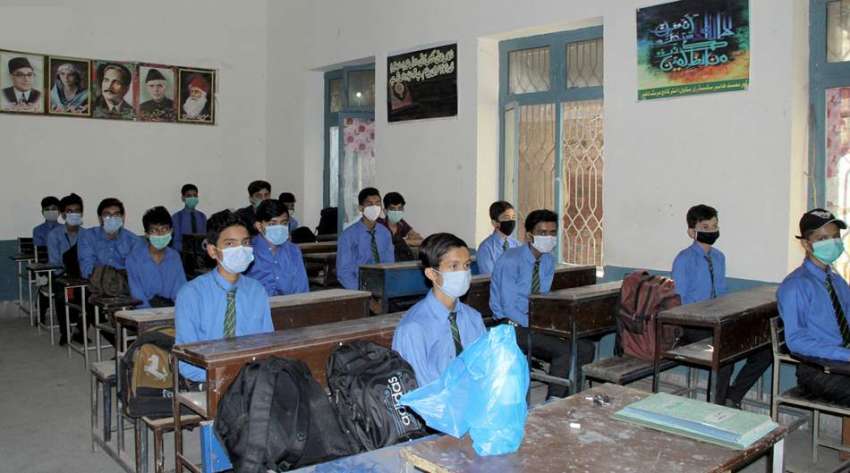 لاہور: کرونا وائرس کی وجہ سے چھ ماہ کی بندش کے بعد سکول آنے ..