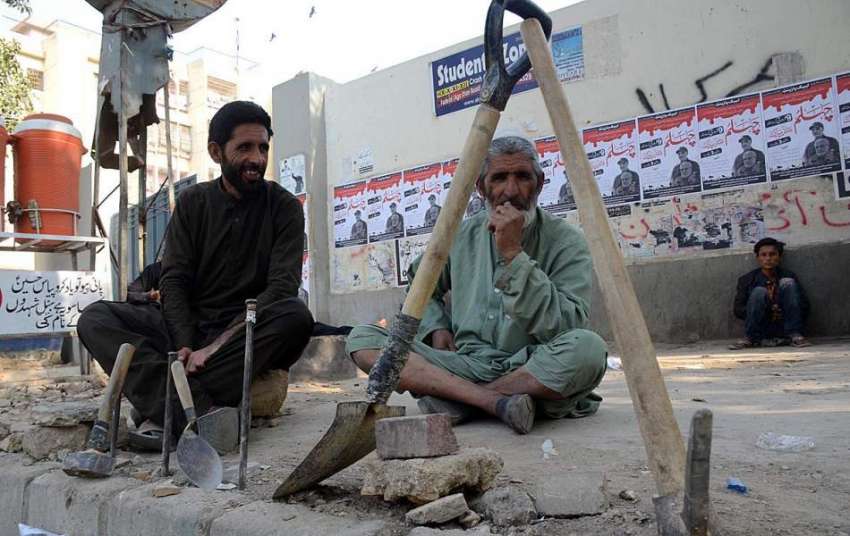 کراچی: مزدور سڑک کے کنارے بیٹھ کر اپنی روز مرہ نوکری کے منتظر ..
