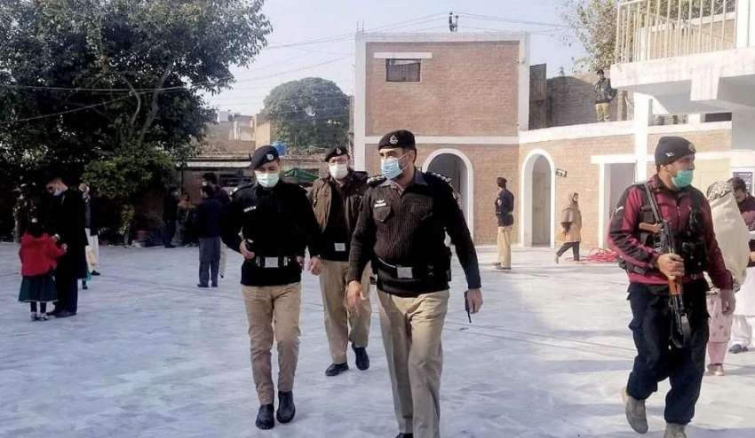 پشاور، کرسمس کی آمد کے موقع پر ایس ایچ او راضی خان آل سینٹس ..