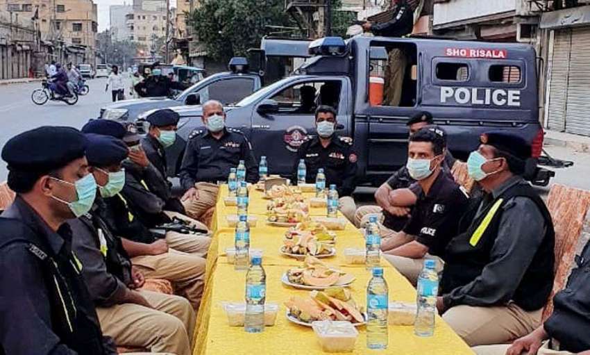 کراچی : اولڈ سٹی ایریامیں لاک ڈاؤن کے دوران سیکیورٹی پر تعینات ..