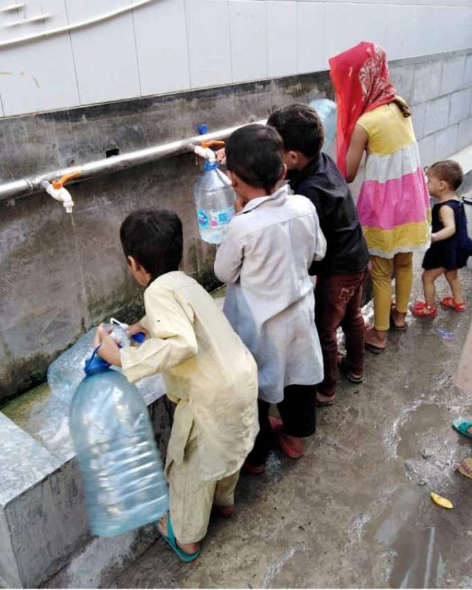 لاہور گلبرگ کے علاقہ میں مکہ کالونی میں بچے فلٹر پلانٹ سے ..