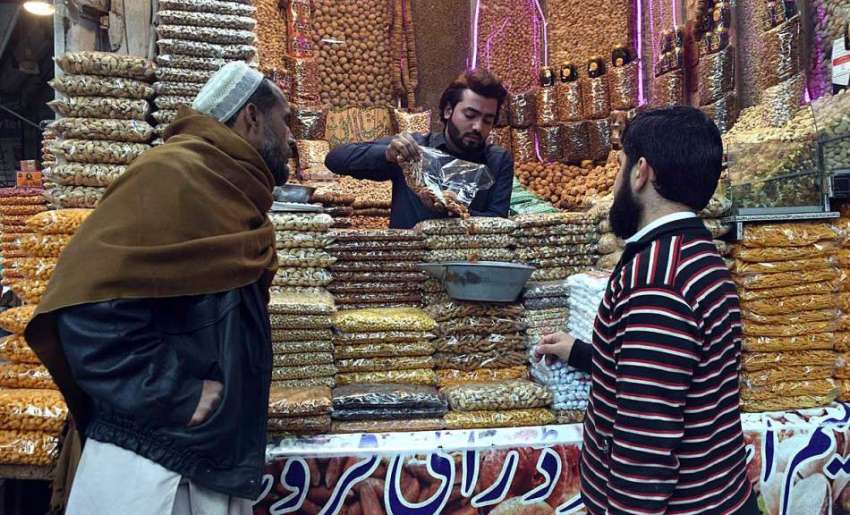 پشاور: فوارہ چوک پر لوگ خشک میوہ جات خرید رہے ہیں