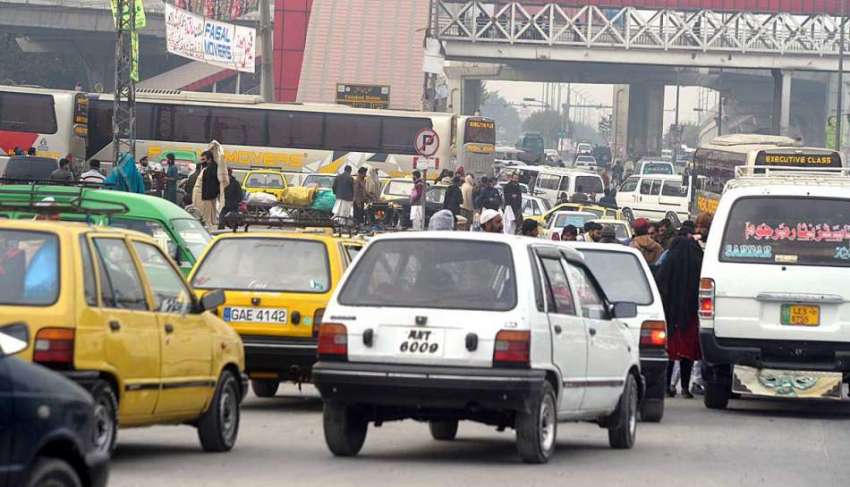 راولپنڈی: "نو پارکنگ" سائن بورڈ کے تحت کھڑی گاڑیوں کا نظارہ ..