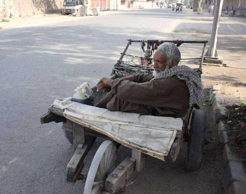لاہور : ایک بزرگ محنت کش لاک ڈاؤن کے باعث مارکیٹیں بند ہونے ..