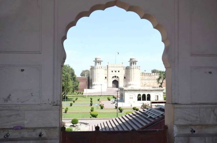 لاہور : بارہ دری سے تاریخی شاہی قلعہ کا خوبصورت منظر۔ 