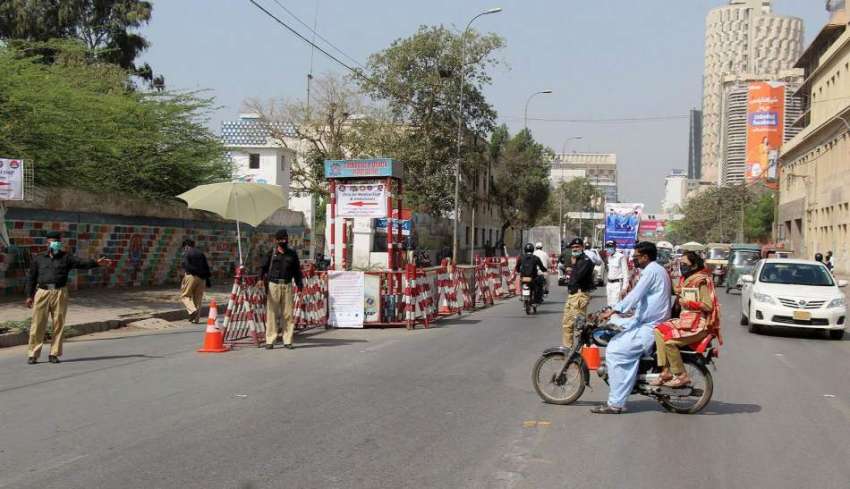 کراچی، شہری لاک ڈائون کی خلاف ورزی کرتے ہوئے بے فکر گھوم ..
