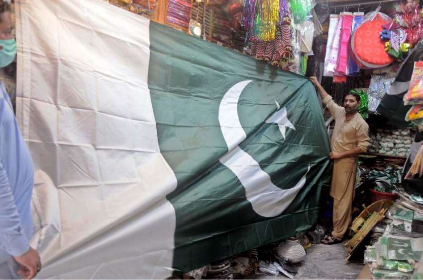 راولپنڈی: راجہ بازار میں ایک شہری 14 اگست کے حوالے سے بڑے ..