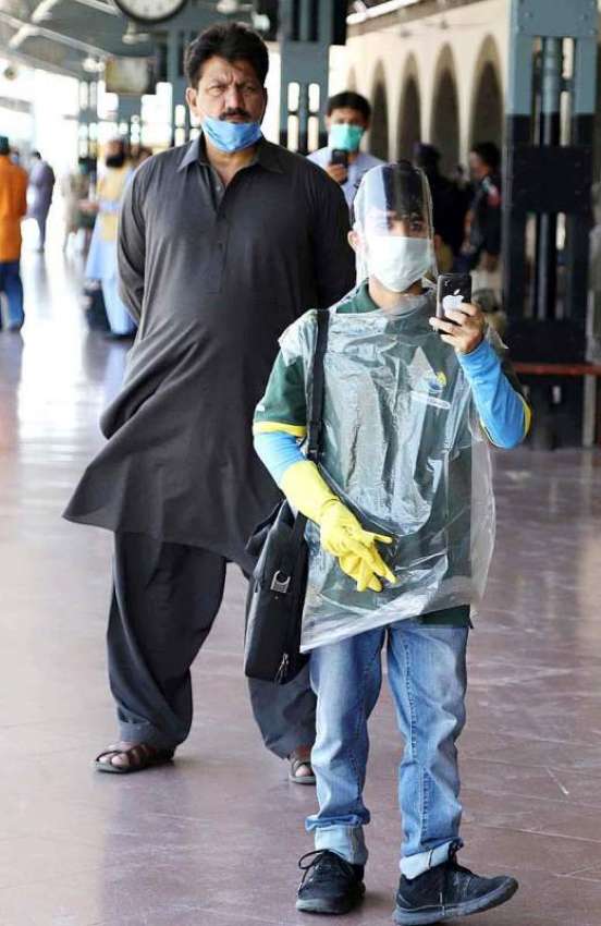 راولپنڈی: مسافروں نے کورونا وائرس کے مزید پھیلاؤ کو روکنے ..