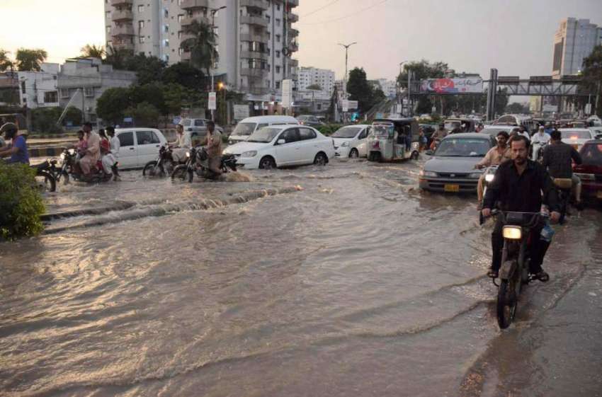 کراچی: بارش کے باعث نرسری فلائی اور کے قریب بارش کا پانی ..
