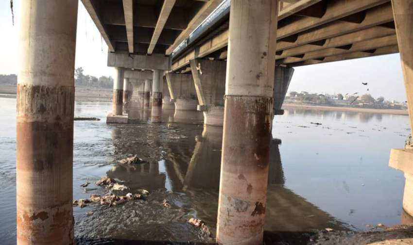 لاہور: شہر کے سیوریج کا پانی پھینکے جانے کی وجہ سے دریائے ..
