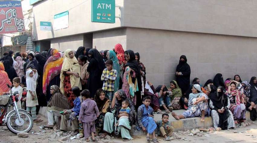 کراچی، احساس کفالت پروگرام کی رقم کی وصولی کیلئے خواتین ..