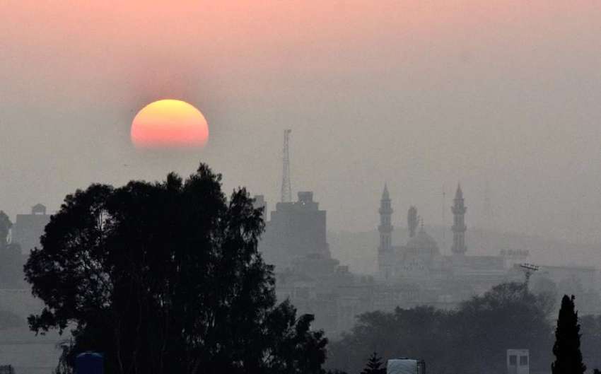 اسلام آباد: شہر کے آسمانوں پر غروب آفتاب کا دلکش نظارہ۔