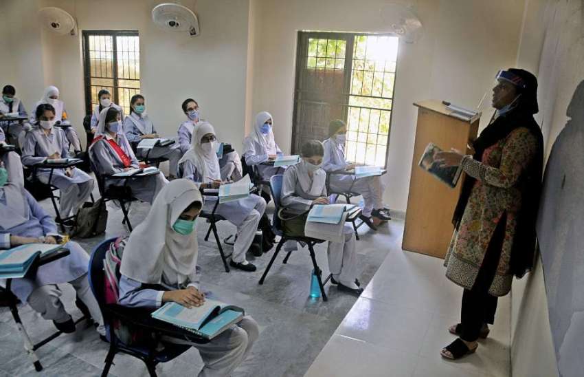 راولپنڈی: سکول و کالج کھلنے کے بعد ایک نجی کا لج میں طالبات ..