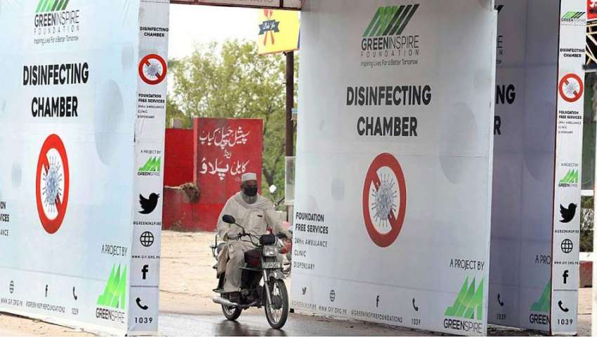 راولپنڈی:ایک موٹرسائیکل سوارکووڈ ۔19 کو روکنے کے احتیاطی ..