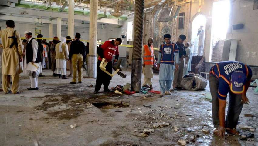 پشاور، جامعہ زبیریہ میں بم دھماکے کے بعد ہونے والی تباہی ..
