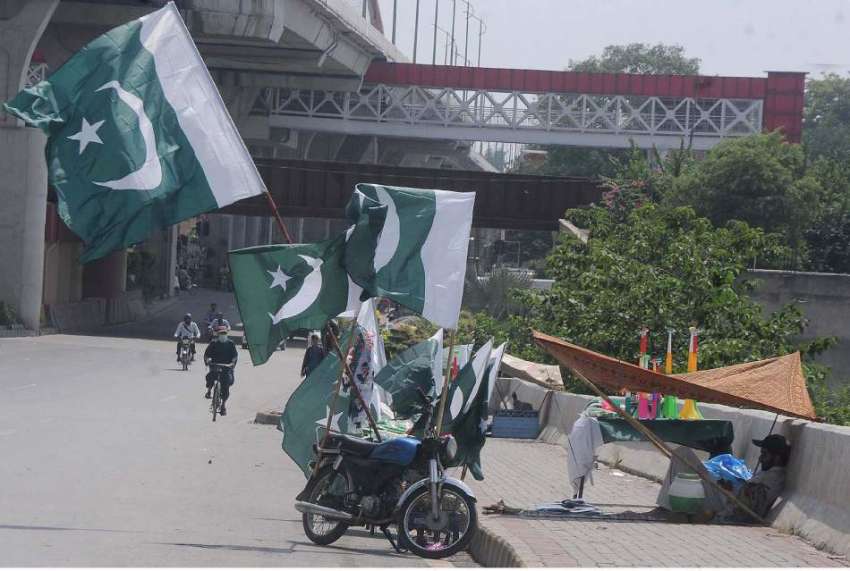 راولپنڈی: جشن آزادی کے حوالے سے روڈ کنارے سٹال ہولڈرز پاکستانی ..