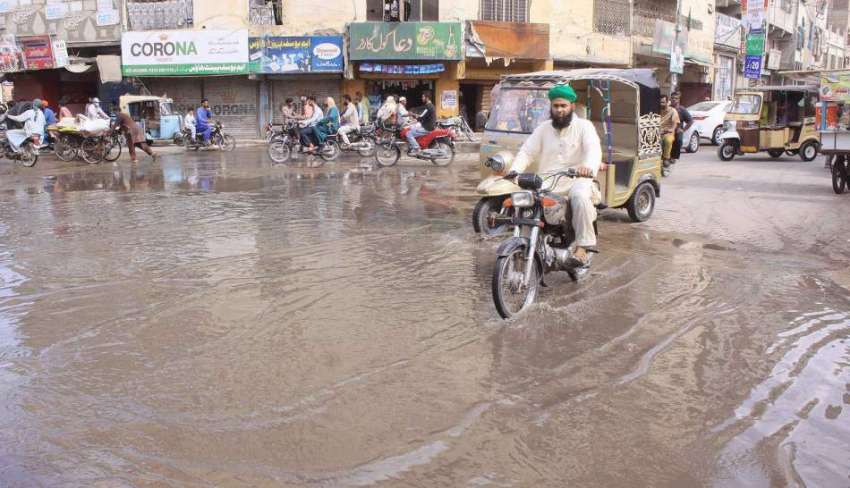 حیدر آباد: تین نمبر تالاب روڈ پرسیوریج کا پانی جمع ہے جس ..