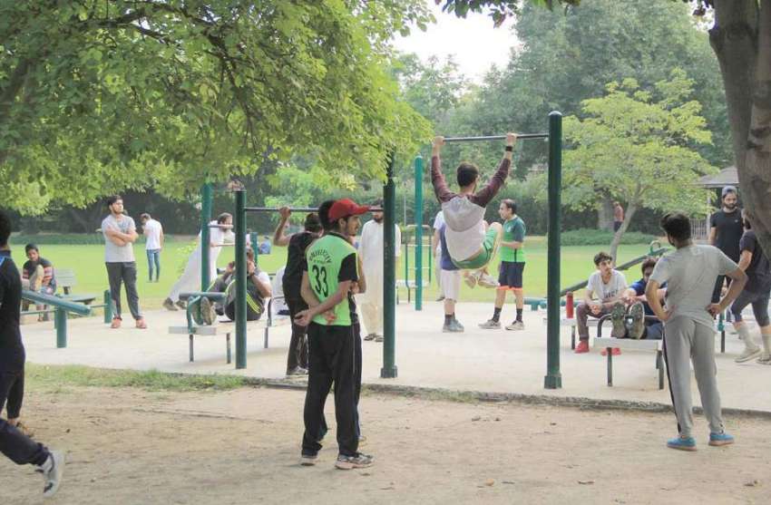 لاہور : جیلانی پارک میں صبح کے وقت شهری ورزش کررہے ہیں۔