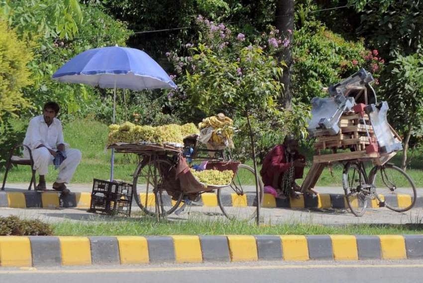 راولپنڈی: کچہری روڈ پرمحنت کش سائیکل پرفروٹ سجائے گاہکوں ..