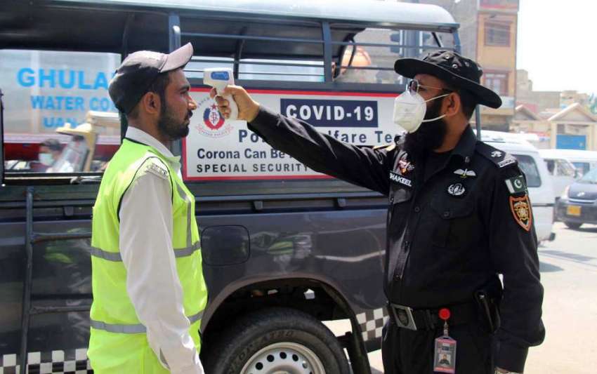 کراچی : ڈیفنس میں پولیس ویلفیز کا عملہ ڈیوٹی پر مامور پولیس ..