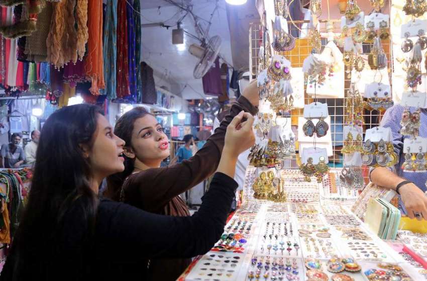 کراچی :عید کی تیاریوں کے سلسلے میں خواتین جیولری خریدرہی ..