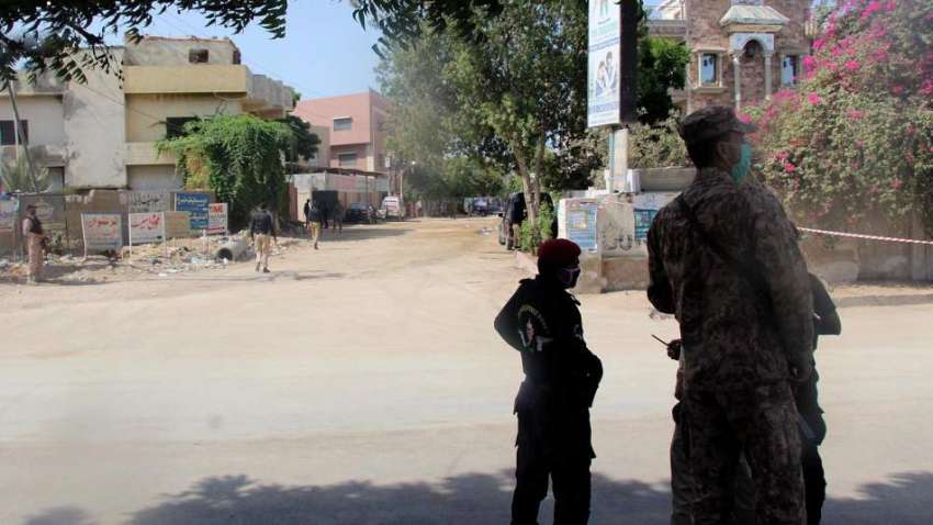 کراچی: ماڈل کالونی میں گرنے والے جہاز کے جائے وقوعہ کو شہریوں ..
