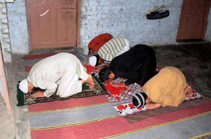 راولپنڈی :حکومتی ہدایات پر پرعمل کرتے ہوئے ایک گھر میں فاصلہ ..