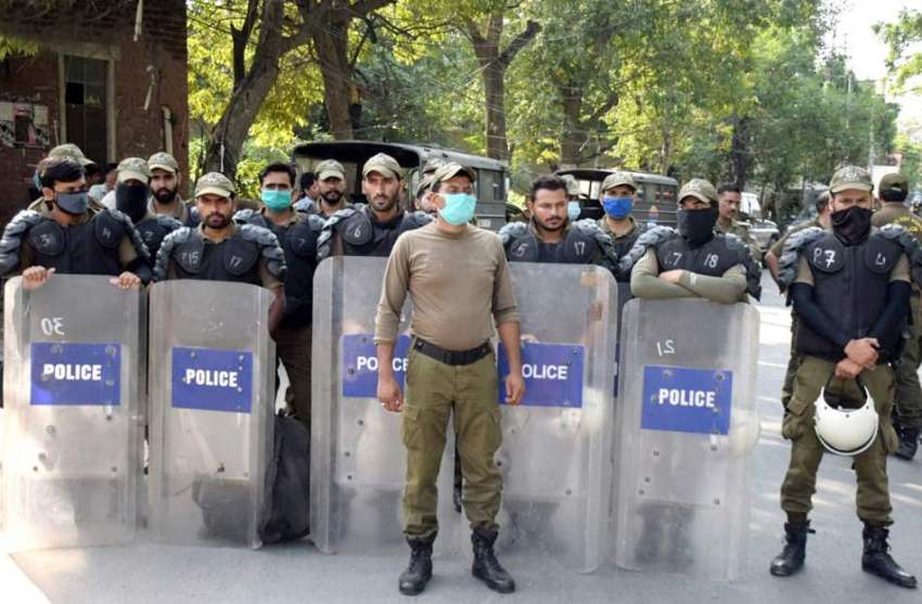 لاہور: سنی الیکشن کمیٹی کے احتجاج کے موقع پر پولیس اہلکاروں ..