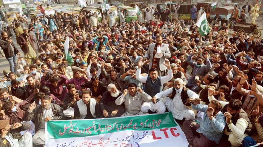 لاہور، عوامی رکشہ یونین کے ارکان ایل ٹی سی اور ٹریفک پولیس ..