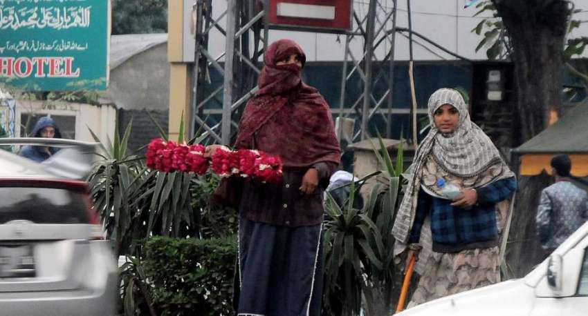 راولپنڈی، گھر کی کفالت کیلئے ایک خاتون مری روڈ پر پھول فروخت ..