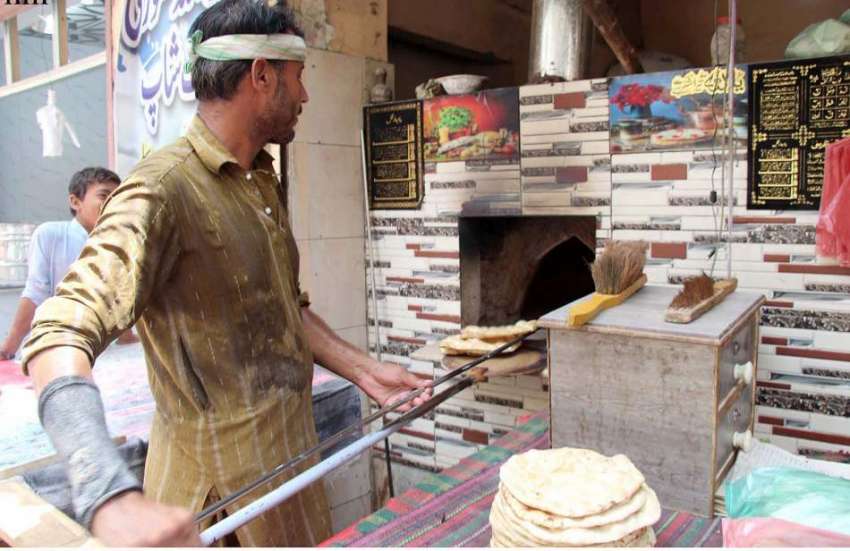 کراچی : لاک ڈاون کے دوران ایک مزدور تندور میں روٹیاں پکارہا ..