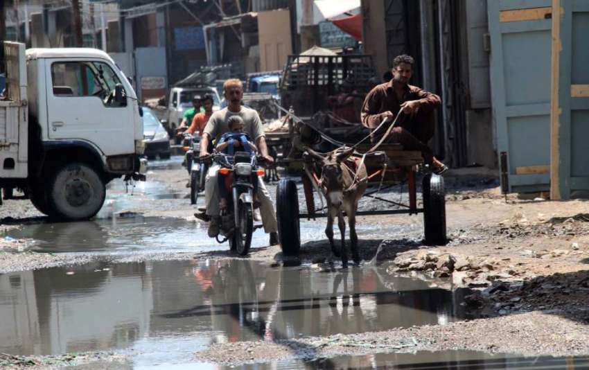کراچی :حابی کیمپ لکڑ اگلی میں سیوریج کا پانی جمع ہے جس کے ..