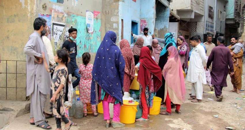 کراچی، نیازی چوک کے پاس پانی کی قلت کے باعث شہری باہر سے ..