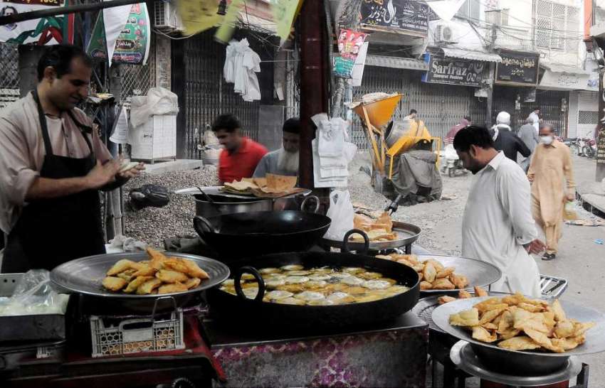راولپنڈی: کاریگر افطاری کیلئے سموسے اور کچوریاں تیار کر ..
