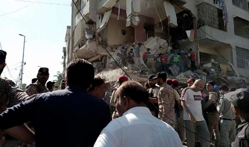 کراچی، گلشن اقبال مسکن چورنگی کے پاس رہائشی عمارت میں بم ..