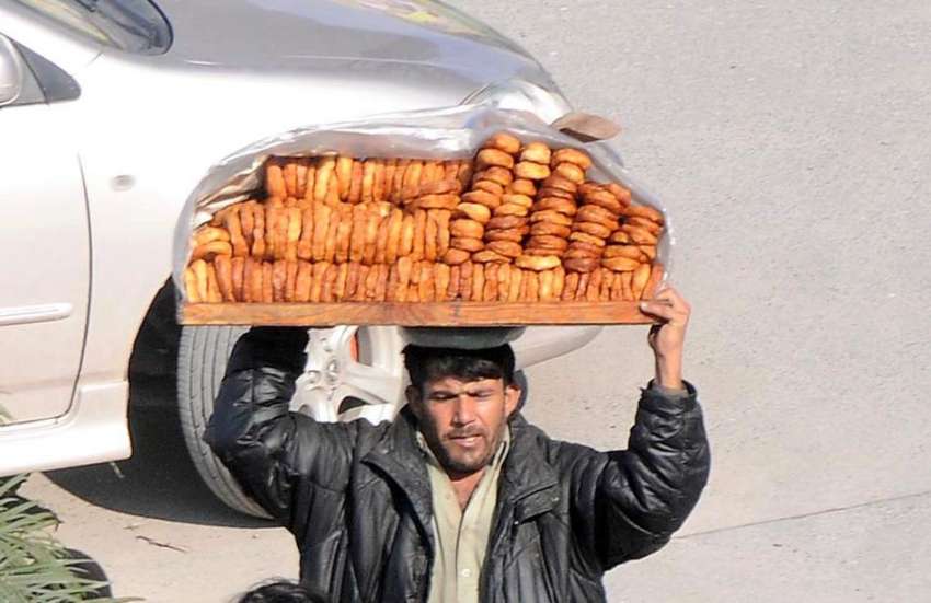 راولپنڈی:محنت کش گلی گلی گھوم کر بچوں کے کھانے کی اشیاء فروخت ..