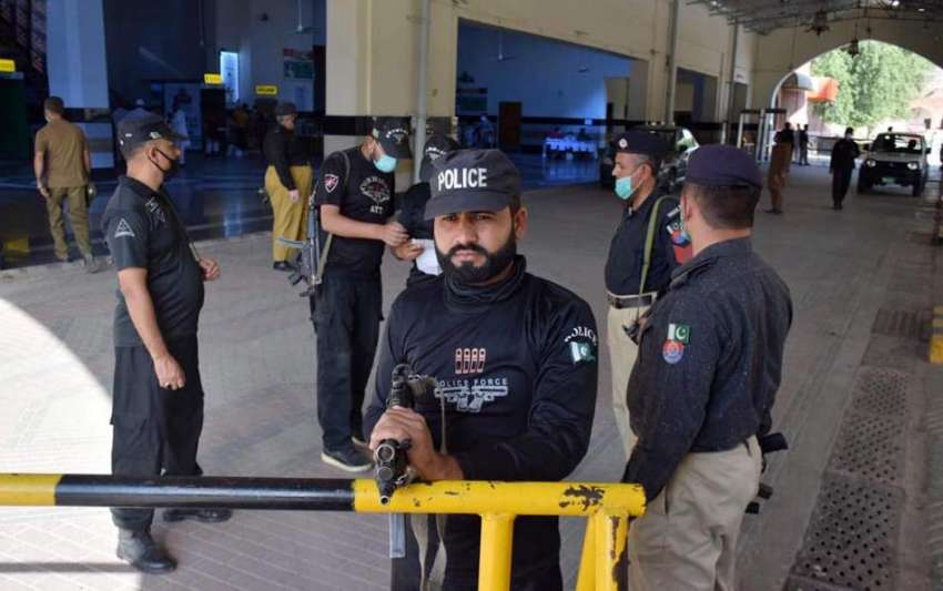 لاہور :ریلوے اسٹیشن پر پولیس  اہلکار الرٹ کھڑا ہے۔