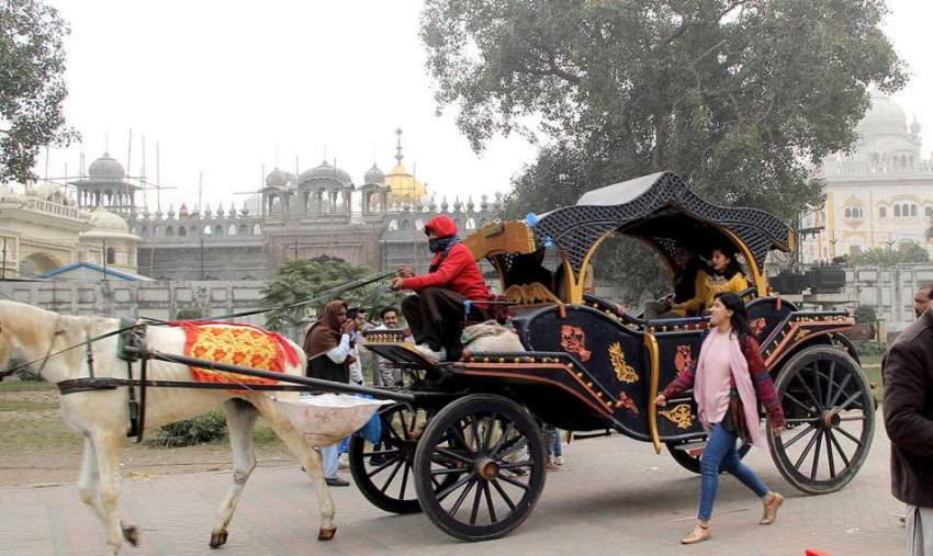 لاہور: گریٹر اقبال پارک میں سیرو تفریح کیلئے آئے شہری بگھی ..