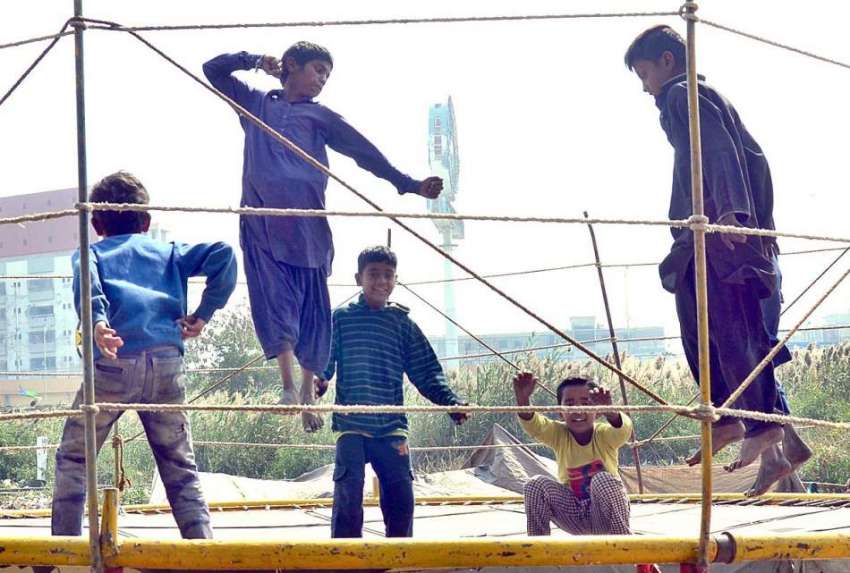 حیدرآباد: جمپنگ کرتے ہوئے بچے لطف اندوز ہورہے ہیں