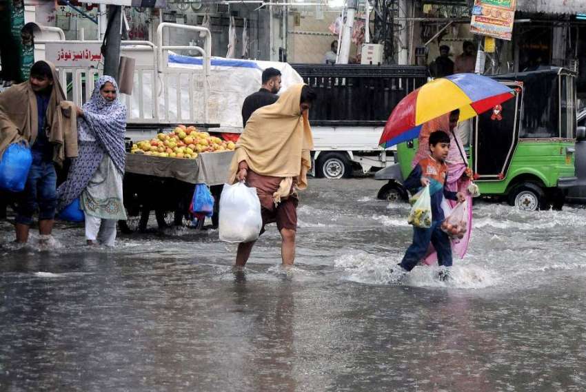 راولپنڈی: امام باڑہ چوک میں موسلا دار بارش کے باعث جمع پانی ..
