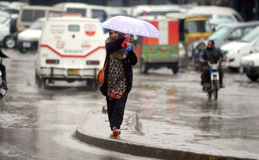 راولپنڈی:طالب علم بارش سے بچنے کے لئے چھتری کی آڑ اپنی منزل ..
