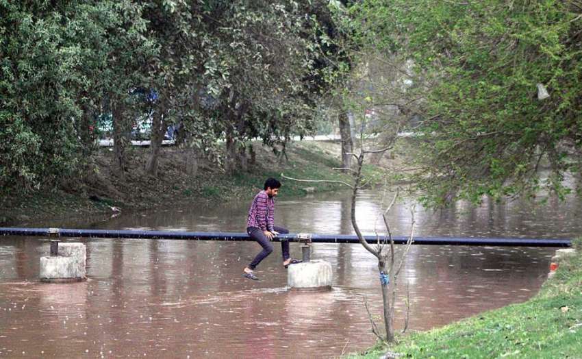 لاہور: بارش کے دوران شارٹ کٹ کے لئے سیوریج پائپ سے گذرنے ..