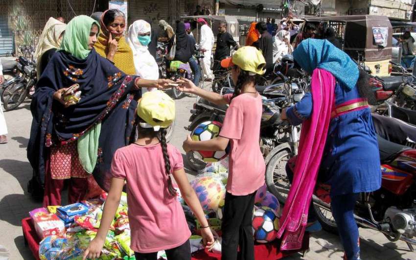 حیدرآباد: ریشم بازار میں بچے کھلونے فروخت کر رہے ہیں۔