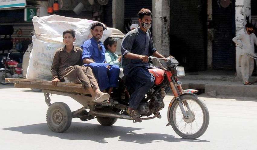 راولپنڈی: خانہ بدوش موٹر سائیکل رکشہ پر سامان لاد ھے اپنی ..