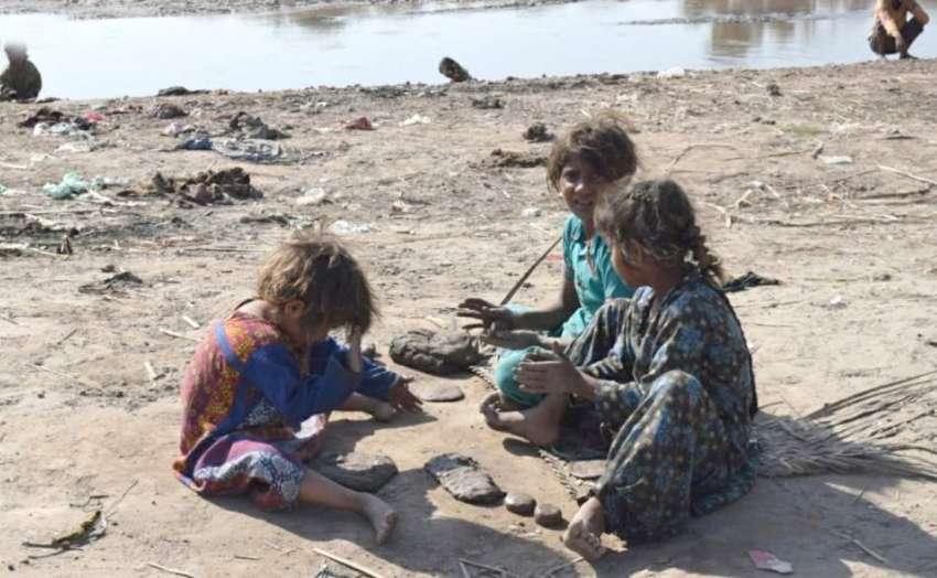 لاہور : راوی کنارے آباد خانہ بدوش بچے مٹی سے کھلونے بنارہے ..