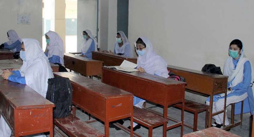لاہور: کرونا وائرس کی وجہ سے چھ ماہ کی بندش کے بعد سکول آنے ..