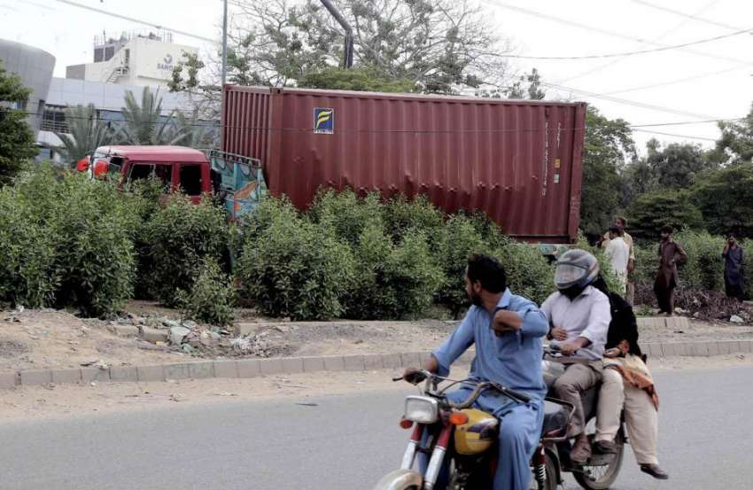 کراچی: کورنگی کے علاقے میں تیز رفتاری کے باعث حادثے کا شکار ..