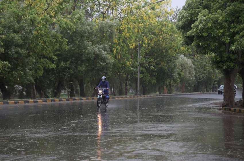 لاہور: صوبائی دارالحکومت میں ہونے والی بارش کے دوران ایک ..