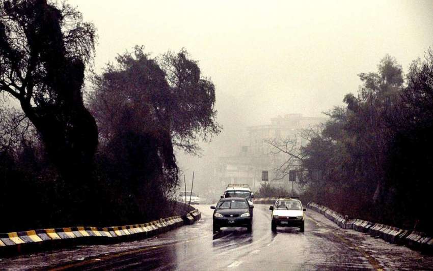 اسلام آباد: شہر میں بارش کے دوران گاڑیاں چل رہی ہیں۔